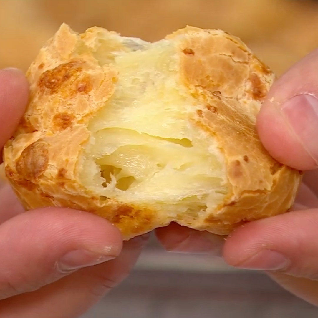 Papa Mountain Cheddar & Parmesan cheese bread roll split open, showing melted cheese inside Gluten-free Cheddar & Parmesan cheese bread roll by Papa Mountain — opened to reveal gooey melted center, clean label snack sensation Golden-baked Cheddar & Parmesan cheese bread roll torn open mid cheese pull — gluten-free, clean-label comfort food from Papa Mountain #CheesePullMagic
#PapaMountain
#CheddarAndParmesan
#CleanLabelSnack
#GlutenFreeCheeseBread
#SnackGoals
#CheeseSensation
#BakedToPerfection